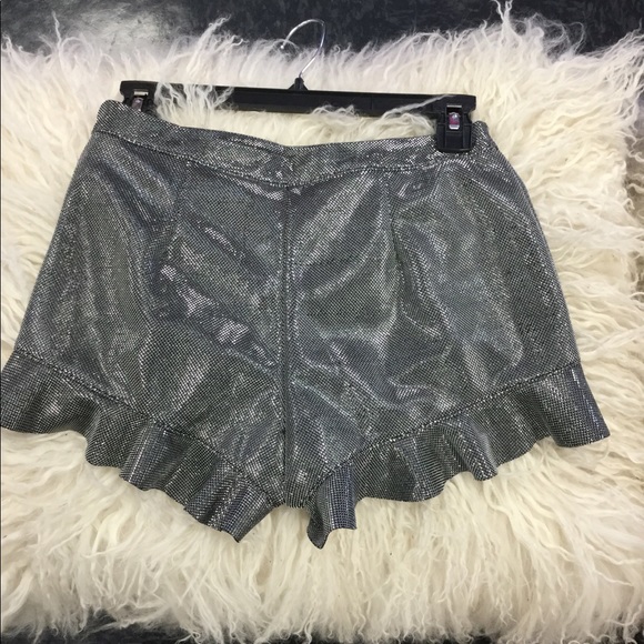 Hematite shines of silver Shorts with ruffles - Picture 2 of 4